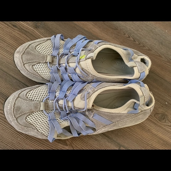 Shoes - Picture 6 of 9